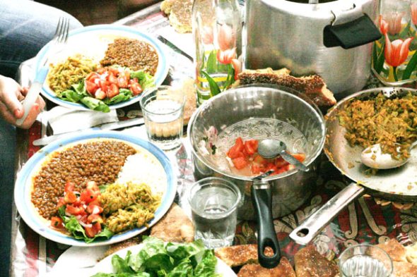 Mais comidinha da boa, lentilhas, salteado de legumes e salada Marrocos