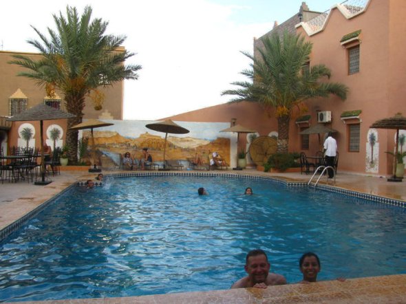 Ida à piscina e jantar couscous no Hotel la Vallée Marrocos
