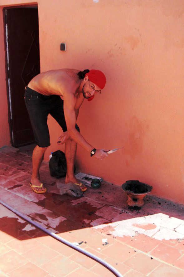 A Rita e o Sérgio a assar sardinhas no terraço Marrocos
