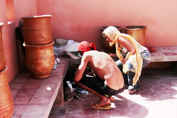 A Rita e o Sérgio a assar sardinhas no terraço Marrocos
