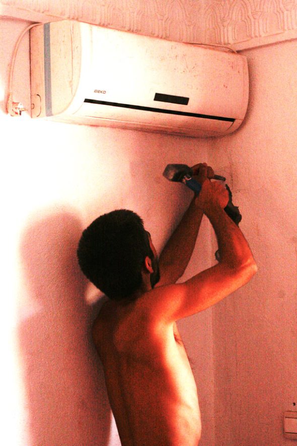 O Sérgio Vieira a partir a parede para por os fios do ar condicionado Marrocos